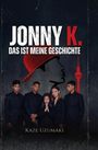 "JONNY K. DAS IST MEINE GESCHICHTE" in weiß und rot. Darunter fünf Personen in Schwarz, betroffene Mimik, profilierter Kopf.