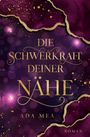 „Die Schwerkraft deiner Nähe“ von Ada Mea. Roman. Goldene Schrift vor einem violetten Hintergrund mit goldenen Flecken.