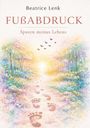 "Beatrice Lenk. FUßABDRUCK. Spuren meines Lebens." Eine Illustration zeigt einen Weg mit Fußabdrücken, umgeben von bunten Bäumen.
