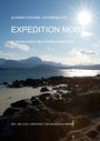 "Autarke Systeme - Automobilität. EXPEDITION MOBIL. Planung eines Weltreisefahrzeuges. Dipl.-Ing. M.Sc. Architekt Tom Maximilian Kremer."  
Sonne über Küste und Berge im Hintergrund.