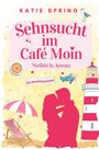 "Sehnsucht im Café Moin: Verliebt in Amrum. Ein Nordseeroman." Paar küsst sich am Strand mit Leuchtturm, Schirm, Liegestuhl.