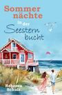 „Sommernächte in der Seesternbucht“ von Rebecca Schulz. Rotes Haus am Meer, Paar spaziert, Möwen und Kitesurfer.