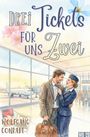 "Drei Tickets für uns Zwei." Ein Paar lächelt sich am Flughafen an, Flugzeuge im Hintergrund, reiselustige Atmosphäre.