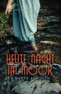 „HEUTE NACHT IM MOOR, ICH WARTE AUF DICH...“ Eine Frau in blauem Kleid steht barfuß im Wasser und hält Blumen.