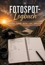 „FOTOSPOT-Logbuch“ mit Untertiteln: Recherche, Planung, Wetter, Licht, Komposition. Kamera, Notizbuch, Berglandschaft.