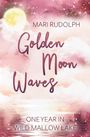 Der Text „MARI RUDOLPH, Golden Moon Waves, ONE YEAR IN WILD MALLOW LAKE“ steht vor rosa Wolken mit einem Mond.