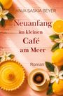 "Neuanfang im kleinen Café am Meer" von Anja Saskia Beyer. Zitronentarte, Espresso, Orangen und Blüten auf Holztisch.