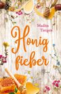"Honigfieber", Madita Tietgen, Roman. Bunte Blüten, Bienen, Honigwaben und ein Holzlöffel auf hellem Holz-Hintergrund.