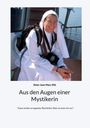 "Sister Joan Mary SHL. Aus den Augen einer Mystikerin. 'Ganz schön arroganter Buchtitel. Aber es kam mir so!'"  
Eine lächelnde Nonne mit Rucksack auf einem Boot.