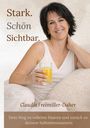 "Stark. Schön. Sichtbar. Claudia Freimiller-Daher. Dein Weg zu volleren Haaren und zurück zu deinem Selbstbewusstsein." Frau sitzt lächelnd mit Saft.