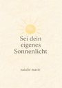 „Sei dein eigenes Sonnenlicht“ steht in der Mitte. Darüber eine schlichte Sonnenillustration. Unten „natalie marie“.