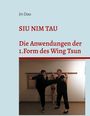 "SIU NIM TAU: Die Anwendungen der 1. Form des Wing Tsun" in roter Schrift. Zwei Personen beim Kung-Fu-Training.