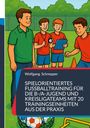 "SPIELORIENTIERTES FUSSBALLTRAINING" von Wolfgang Schnepper. Illustration von vier Männern auf einem Sportplatz mit Fußballutensilien.