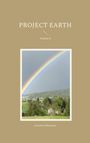 „PROJECT EARTH“, „Volume 2“, „Susanne Edelmann“. Ein Regenbogen überspannt eine grüne Landschaft unter dunklem Himmel.