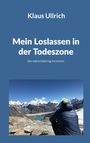 Titel: "Mein Loslassen in der Todeszone", Autor: Klaus Ullrich. Eine Person schaut auf verschneite Berge.