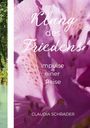 Text: "Klang des Friedens: Impulse einer Reise" von Claudia Schrader. Nahaufnahme einer rosa Blüte links neben einem Fluss.