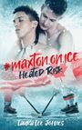 #maxton.on.ice, Heated Risk. Laura Lee Johnes. Zwei Männer umarmen sich, im Hintergrund Eishockey.