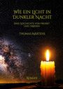 "Wie ein Licht in dunkler Nacht" steht groß über einem Sternenhimmel und einer brennenden Kerze. Darunter "Roman".