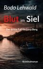 „Blut im Siel“ steht über einem Fluss bei Dämmerung, eingerahmt von Bäumen.