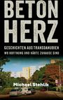 "BETON HERZ" oben, "GESCHICHTEN AUS TRANSDANUBIEN" darunter, Skyline mit Plattenbau und Fahrzeugen im Vordergrund.