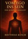 „VOM EGO INS SEIN, DER KOMPASS ERWACHT, MATTHIAS KUSCH“. Eine Silhouette mit einem leuchtenden Kompass auf der Brust.