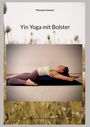 "Yin Yoga mit Bolster" oben, "Ein Begleiter für eine Praxis des Seins" unten. Frau in Yoga-Pose mit Bolster.