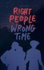 Text: "Right People Wrong Time". Oben ein Name. Unten drei blaue Silhouetten vor einem sternenklaren Nachthimmel.