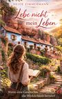 „Lebe nicht mein Leben“ – Ein Gemälde zeigt eine Frau vor einem alten Haus in idyllischer Natur mit Blumen und Felsen.