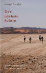 Marcel Nickler, "Der nächste Schritt", Marathon des Sables. Läufer in einer weiten Wüstenlandschaft mit Bergen.