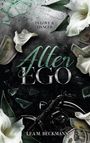Text: "IN LOVE & DANGER", "Alter EGO", "LEA M. BECKMANN". Dunkler Hintergrund, zerrissene Dollarnoten, Motorrad, weiße Lilien, Glasscherben.