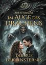 Buchtitel: "Im Auge des Drachens", Band 3, "Der Ruf der Finsternis". Eine alte Frau, ein Paar und ein Drachenschuppen sind zu sehen.