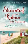 „Sturmtief und Kakao mit Schuss“, darunter „Ostseezauber“ neben einem Segelboot. Strand mit Surfbrettern, rotes Haus.