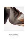 „VOGELFREI“ – Christoph R. Reltir. Nahaufnahme eines fliegenden Vogels von unten.