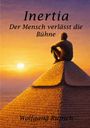 "Inertia. Der Mensch verlässt die Bühne. Wolfgang Rupsch." Ein Mann sitzt auf der Spitze einer Pyramide bei Sonnenuntergang.