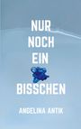 Text: "Nur noch ein bisschen", "Angelina Antik". Blaue, abstrakte Form auf hellblauem Hintergrund.