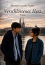 Text: „Matthias-Johannes Fischer, Verschlossenes Herz, Roman“. Ein Mann und eine Frau stehen an einem Flussufer bei Sonnenuntergang.