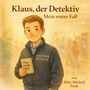 „Klaus, der Detektiv: Mein erster Fall“. Ein Junge lächelt, trägt eine Jacke mit „Kaufhaus-Detektiv“ und hält ein Buch.