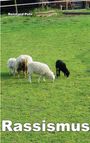 „Reinhard Pohl“ oben links, „Rassismus“ unten groß. Vier Schafe auf grüner Weide, drei weiße, eins schwarz.