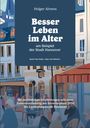 Titel: "Besser Leben im Alter". Eine Illustration einer urbanen Straßenszene mit Gebäuden und Menschen im Café.