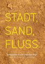Große gelbe Schrift: "STADT, SAND, FLUSS". Darunter kleiner: "Erftstädter Fluterlebnisse 2021 aus Blessem & Frauenthal". Sandboden.