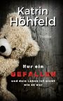 „Katrin Höhfeld“, „Thriller“, „Nur ein GEFALLEN und dein Leben ist nicht wie es war“. Teddybär an Holzwand.
