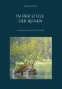 "IN DER STILLE DER RUNEN" und "LAUSCHEN, WO DAS ALTE FLÜSTERT" sind zu lesen. Ein Baum auf einem Felsen im Wasser.