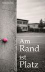 "Am Rand ist Platz" steht groß, "Benjamin Bay" klein. Graue Betonwand mit pinkem Kaugummi und unscharfe Gebäude im Hintergrund.