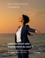 Text oben: "Edition Training und Entwicklung. Dr. Daniela Gau." 
Mitte: "Lebst du schon oder funktionierst du noch?" 
Unten: "Ein praktisches Trainingsbuch für Körper, Geist und Seele. 2. Auflage." 
Eine Frau mit ausgebreiteten Armen am Meer.