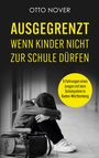 AUSGEGRENZT: Ein Junge sitzt mit gesenktem Kopf in einem Flur, neben ihm ein Rucksack und Bücher.