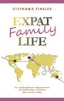 "EXPAT Family LIFE" in großen Buchstaben, darunter eine Weltkarte mit gestrichelten Reiselinien und kleinen Haus-Symbolen.