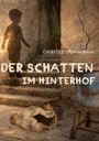 Text: "Charles Hohmann. DER SCHATTEN IM HINTERHOF." Ein steiniger Hof mit Stufen, einem blauen Eimer und zerbrochenem Krug.