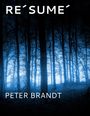 Text: "RE˙SUME˙", "PETER BRANDT". Silhouetten von Bäumen in einem nebligen, bläulichen Wald.