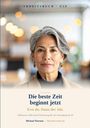 ARBEITSBUCH Ü50, Die beste Zeit beginnt jetzt. Frau mittleren Alters mit kurzen grauen Haaren, Hintergrund unscharf.