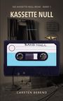 "Die Kassette-Null-Reihe - Band 1: Kassette Null. Carsten Berend." Eine Kassette und ein Schmetterling auf Holzboden.